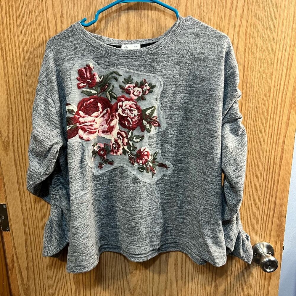Skylar + Jade Cinched Sleeve Embroidered Floral Top Size Large Heathered Gray